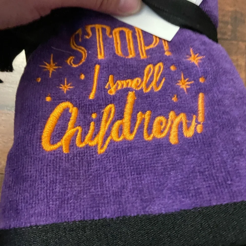 Disney hocus pocus stop! I smell children set 2 hand towels